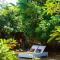 Tropical house in Nusa Dua. Beach in 150m. Garden. Fast to airport! Fast internet