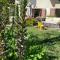 Large private garden, 2 bedroom apartment, countryside, quiet, parking, air conditioning, wifi