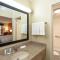 Clarion Inn Biltmore Village - Chambre King - Accessible/Non-Fumeur
