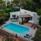 Villa en Cala Morell con piscina privada en el bosque