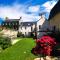 Apt duplex ou plain pied tout confort plein centre ville Bayeux proche commerces, restaurants, avec terrasse privative ou jardin commun aménagé clos, parking gratuit à proximité, proche plages du débarquement