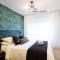 Studio Palms Steps from JeanTalon Market Full Bath by Den Stays