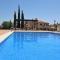 Stunning 3 bed Golf Villa sleeps 6 - large garden & communal pool