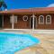Acolhedora casa renovada - Piscina e a 100m da praia