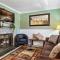 Lovely condo w/ indoor pool *only steps to parkway