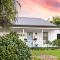 Mudgee's White Cottage with a Fireplace and BBQ