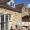 STABLES Stylish comfortable peaceful cottage with parking and outdoor space