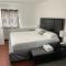 King suite with free parking Wi-Fi Smart tvs Laundry Close to Hamptons and NYC