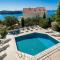 Comfort 1-Bedroom Apartment with Pool & Sea view