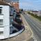 Eastcliffe Penthouse, 2 beds & bathrooms with parking