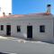 Vila Mariña. Casa marinera con terraza sobre el mar en Caión