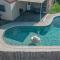 HoustonGem with a Dreamy Pool & Jacuzzi includes Wifi with 6beds