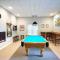 Peaceful treetop escape! Pool table, grill, games, sleeps 10!