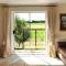 Central Stratford, 3 bedrooms, sleeps 6, easy walk to town, Parking, Self Catering, Great View