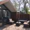 Luxe vrijstaande chalet voor gezinnen en stellen met mooie bloementuin vlakbij het water