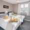 Spacious Luxury Serviced Apartment in Central Stevenage, Sleeps upto 5, with Free Private Parking