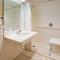 Holiday Inn Alexandria, an IHG Hotel - Double Room - Disability Access/Roll-In Shower