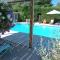 Chalet banane devant piscine, a 6km du festival de piano de la roque d'anthéron