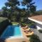 Chambre luxe dans villa de standing avec piscine, accès discret et indépendant, terrasse arborée et parking privé
