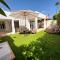 Bungalow de diseño hidromasajes terraza y piscina.
