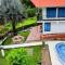 Villa con jacuzzi y zonas verdes