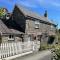Isallt Cosy Cottage. Dogs Welcome. Superking & Double Bed. Log Burner. Peaceful Village Location