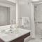 Holiday Inn Charleston-Riverview, an IHG Hotel - Chambre Double Avec Douche En Rouleau - Accès Handicapés/Non-Fumeurs