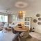 ET VOILA! Elegant one bedroom and beachfront apartment with pool!