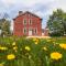 Farmhouse Broad Brook: Comfort & Charm.