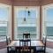 Stylish Beachfront Apartment, Sweeping Ocean Views and Luxury Touches