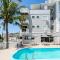 Prédio com apartamentos completos, com piscina e a passos da praia - Agua Marinha
