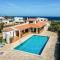 LA CALMA Espectacular villa con jardín y piscina en Menorca