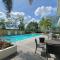 8 Spatial 2BR condo within the city with Pool, WIFI & Netflix