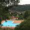 CONFORTABLE MAISON DANS VILLAGE VACANCES AVEC PISCINE A CAJARC