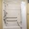 Holiday Inn Greensboro Coliseum, an IHG Hotel - King Room - Access Tub - Niet Roken