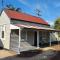 Pickett's Cottage - Restored Heritage Pioneer Home