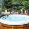 Acorns with own hot tub, romantic escape, close to Lyme Regis