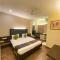 Status Business Hotel - Naveen Market