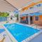 Vacation house with heated swimming pool 70 meters from the beach-Bobanac