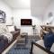 *NEW* Modern Suite King Bed! Netflix! Sleeps 4!