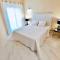 Beach & Sea Apt, Fast WIFI, Airco, Private Parking and Pool