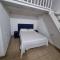 Cómodo dormitorio con altillo