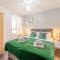 CONTRACTORS & RELOCATION Friendly City Centre Flat - Disable People Welcome - Free Parking, Fast Wifi, Smart TV And 2 Bathrooms, 7min walk from Train Station!