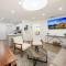 3 BR Smart home, close to airport, Fast WiFi, Patio, Grill & Free private parking