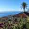 Casita en el campo con vista al oceano