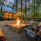 Hickory Bear - Cabin surrounded by pines, Sleeps 10, Hot Tub, Fire Pit, Arcade, Foosball Table & Deck Slide