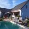 Maison en bois avec piscine à 1000 m des plages.