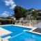 Holiday House Vita - Heated pool, Large massage tub and Sports court