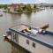 Holiday Home Harboursuite 2 incl- motorboot by Interhome