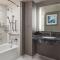 Crystal Gateway Marriott - King Room With Adapted Tub - Mobility Accessible